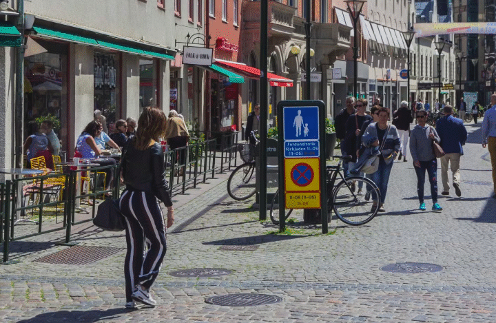 Svenskarna vill ha bilfria gator – men inte förlora parkeringen